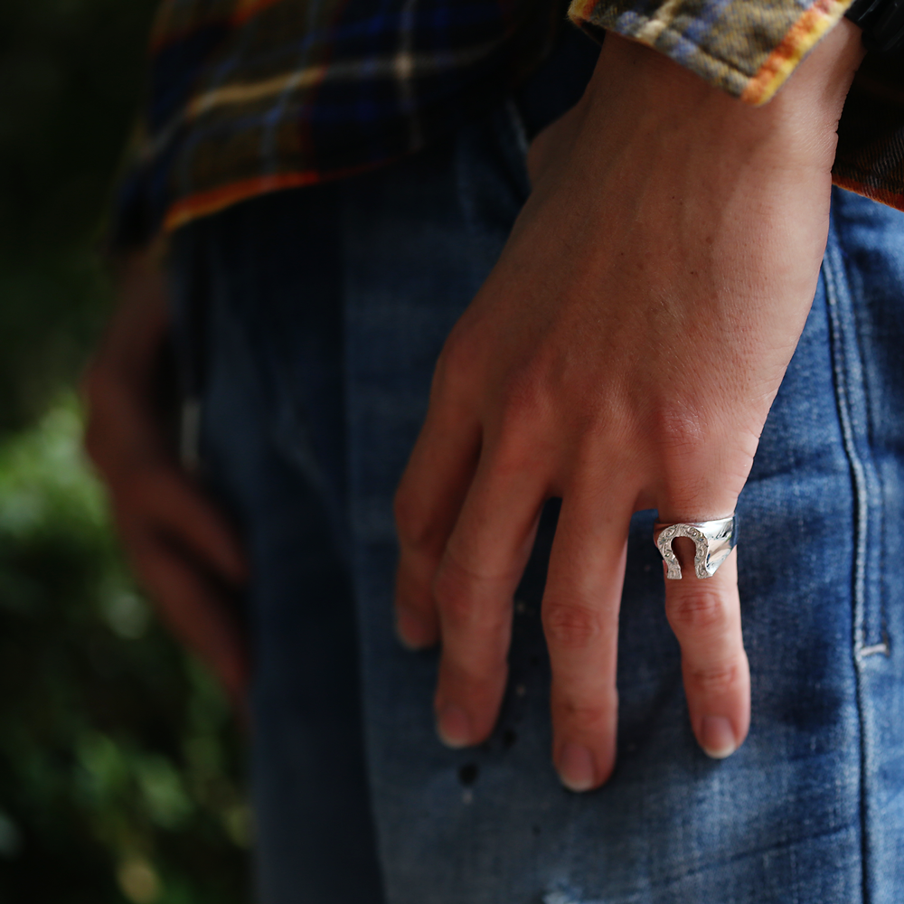 ホースシューリング ハンドメイドのハワイアンジュエリー Pua Ally