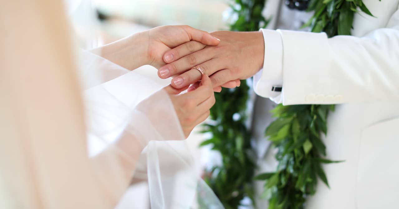 婚約指輪と結婚指輪の違いって 今ハワイアンジュエリーがブライダルリングに選ばれる理由とは ハワイアンジュエリー Pua Ally プアアリ 東京 渋谷 婚約指輪と結婚指輪の違いって 今ハワイアンジュエリーがブライダルリングに選ばれる理由とは ハワイアンジュエリー Pua Ally プアアリ 東京 渋谷