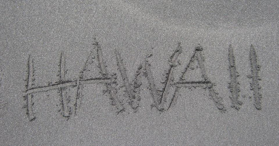 砂浜に書いHAWAIIの字