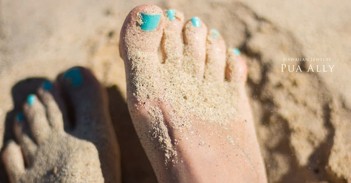 砂の着いた水色ネイルの足
